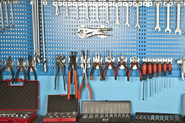 Diversi strumenti di riparazione auto impostato sul muro — Foto Stock