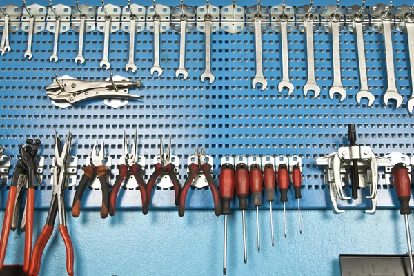 Verschiedene Kfz-Reparaturwerkzeuge an der Wand — Stockfoto