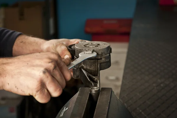 Meccanico automatico che lavora in garage. Servizio di riparazione. — Foto Stock