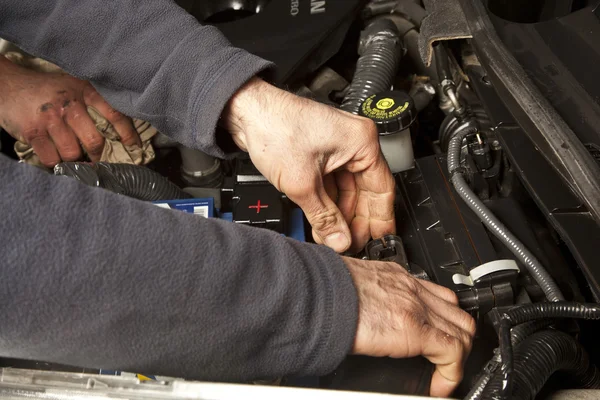 Mecánico de automóviles trabajando en el garaje. Servicio de reparación. —  Fotos de Stock