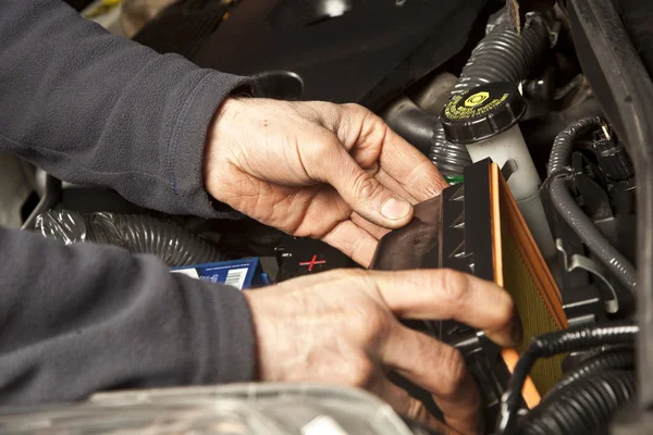 Mecânico de automóveis a trabalhar na garagem. Serviço de reparação. — Fotografia de Stock