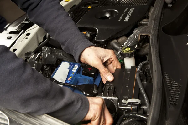 Meccanico automatico che lavora in garage. Servizio di riparazione. — Foto Stock