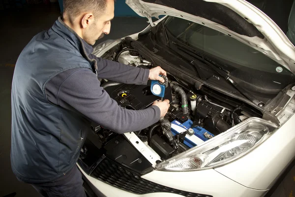 Meccanico automatico che lavora in garage. Servizio di riparazione. — Foto Stock