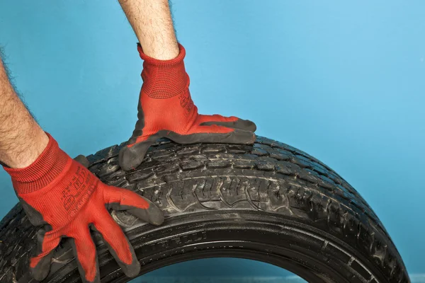 Mecánico de coche con neumáticos — Foto de Stock