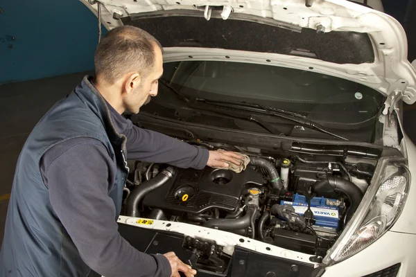 Mecánico de automóviles trabajando en el garaje. Servicio de reparación. —  Fotos de Stock