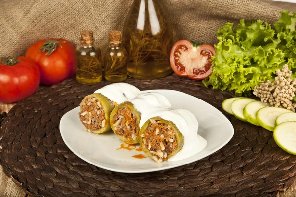Фаршированные цуккини, кабак долмаси, турецкая и греческая кухня с концептуальным фоном — стоковое фото