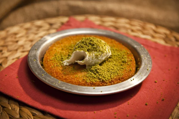 Türk tatlı künefe fıstık tozu ile