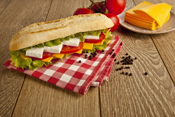 Peynirli sandviç ve domates kavramı arka plan ile farklı tür