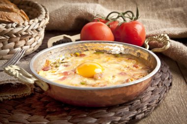 Menemen Türk kahvaltı yemek yumurta, domates ve biber tavada