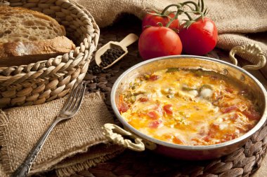 Menemen Türk kahvaltı yemek yumurta, domates ve biber tavada