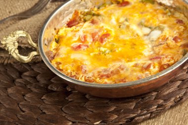 Menemen Türk kahvaltı yemek yumurta, domates ve biber tavada