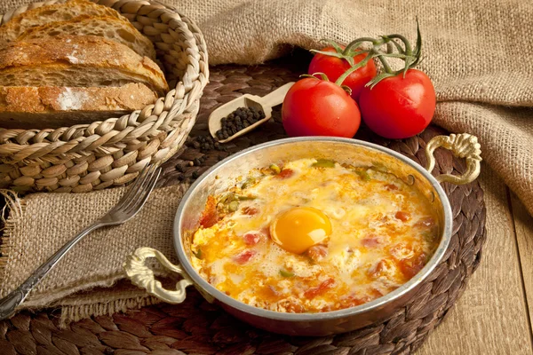 Menemen Türk kahvaltı yemek yumurta, domates ve biber tavada — Stok fotoğraf