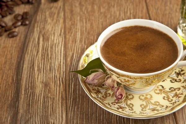 Geleneksel Türk kahvesi fincan ve kahve çekirdekleri kavramı — Stok fotoğraf