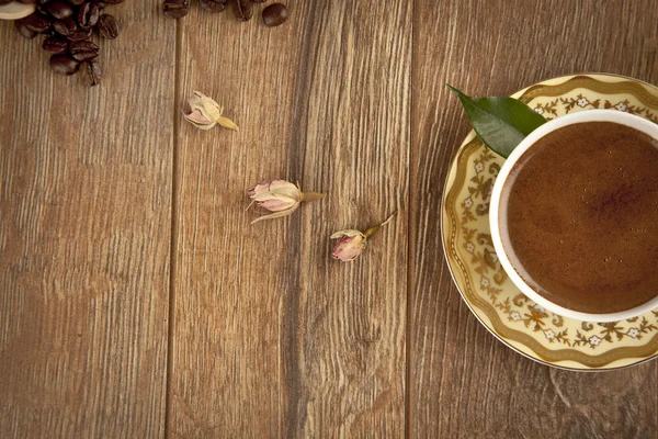 Traditionelle türkische Kaffeetasse und Kaffeebohnen-Konzept — Stockfoto