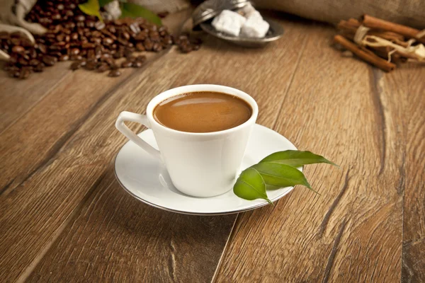 Traditionele Turkse koffie beker en koffiebonen concept — Stockfoto