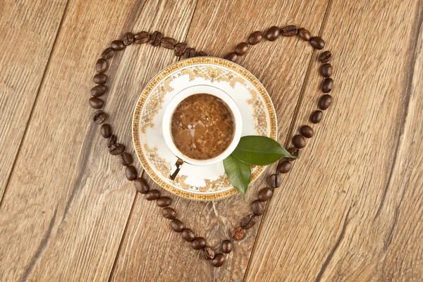 Traditionelle türkische Kaffeetasse und Kaffeebohnen-Konzept — Stockfoto