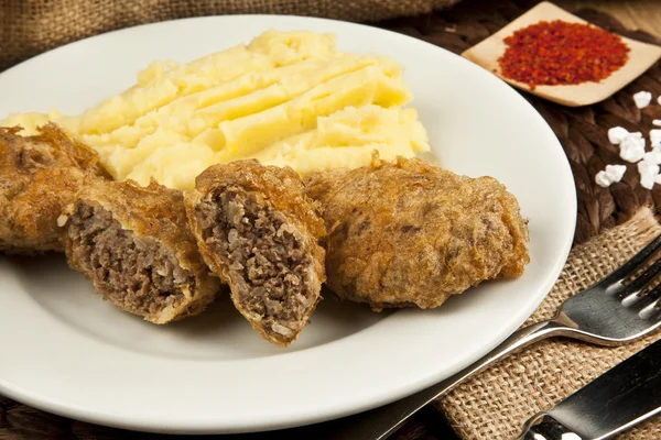 Török hagyományos élelmiszer kadinbudu kofte (húsgolyó) rizs — Stock Fotó