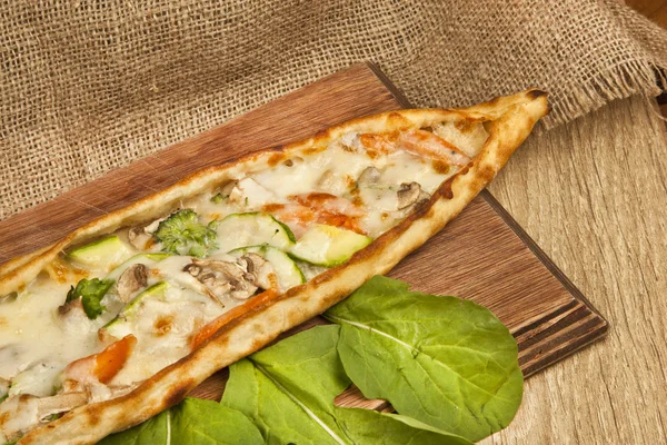 Turkish traditional vegetables Pide — Stock Photo, Image