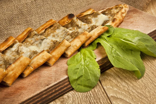 Turkse traditionele aubergine en kaas Pide — Stockfoto