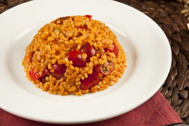 Domates ve pirinç kavramı arka plan ile Bulgur pilavi