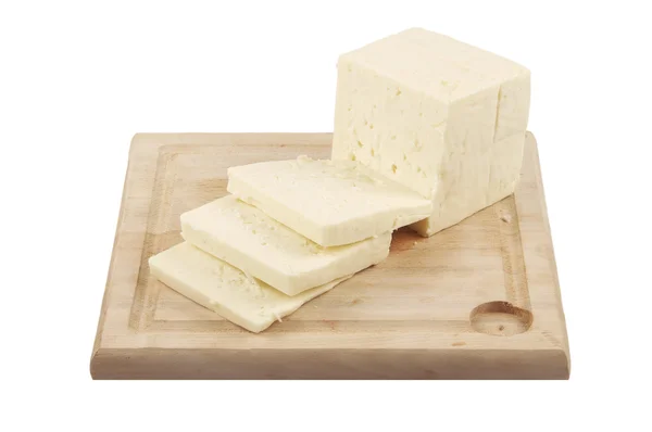 Un tradizionale formaggio greco bianco di nome feta e origano su un piatto di legno — Foto Stock
