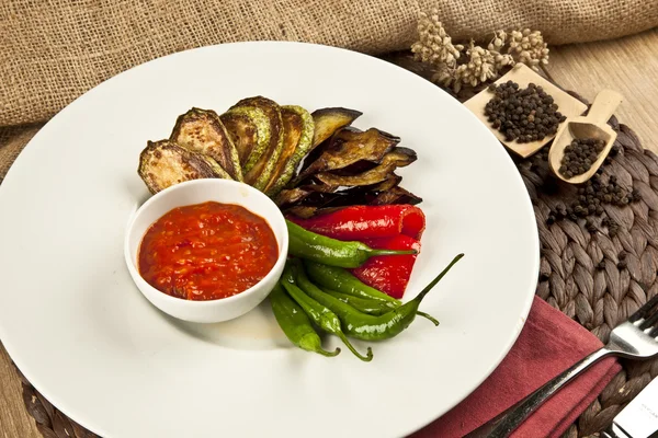 Verduras a la parrilla, berenjenas fritas con tomate fresco aislado en plato blanco —  Fotos de Stock