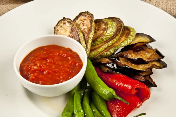 Verduras a la parrilla, berenjenas fritas con tomate fresco aislado en plato blanco —  Fotos de Stock