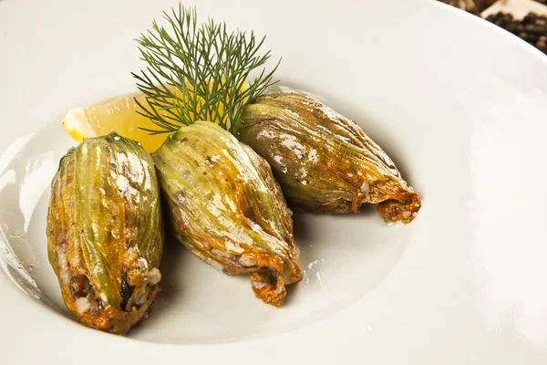 Flor de abobrinha recheada com azeite cozinha otomana, turca e grega, o aperitivo mais bonito . — Fotografia de Stock