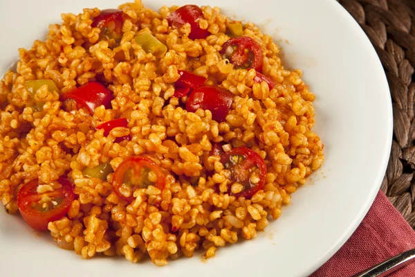 Bulgur pilavi con pomodori e riso concetto di sfondo — Foto Stock