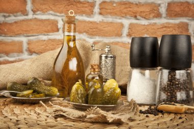 Ahşap arka plan ile salatalık turşusu