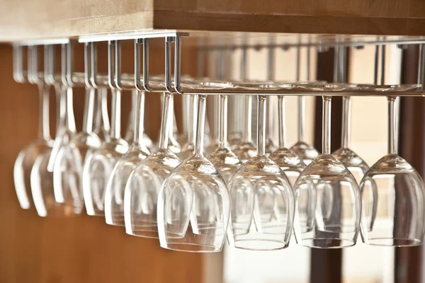 Imagen de cerca de vasos vacíos en el bar — Foto de Stock