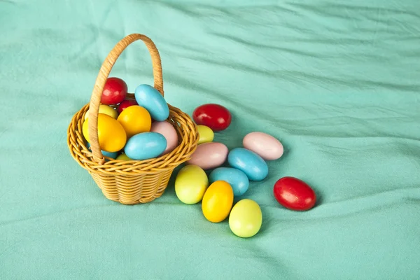 Ovos de Páscoa chocolate e cesta — Fotografia de Stock