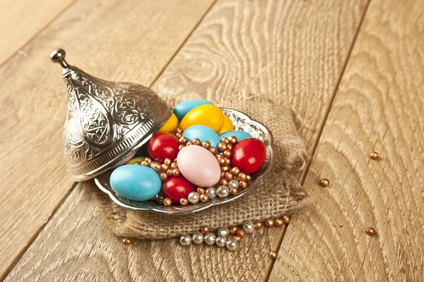 Stillleben, Essen und Trinken, Urlaubskonzept. bunte süße Bonbons. Kopierraum Hintergrund, selektiver Fokus. traditionelle Bonbons für den Feiertag seker ramadan bayram — Stockfoto