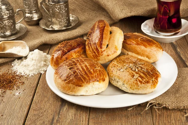 Peynir ve çay ile geleneksel Türk pasta kuru fasulye, yakın çekim