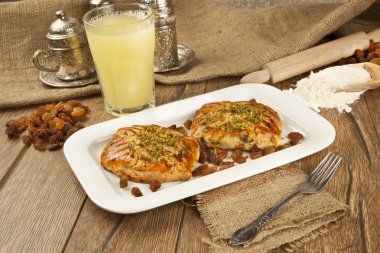 Hasat keki Türk çayı ile kuru üzüm ile