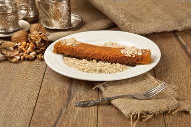 Türk tatlı kadayıf künefe fıstık ve ceviz ile