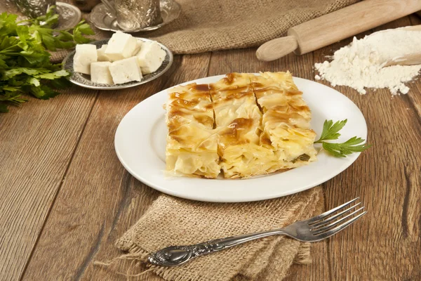 Turkse stijl vlees en kaas gevulde filo deeg borek geserveerd su boregi — Stockfoto