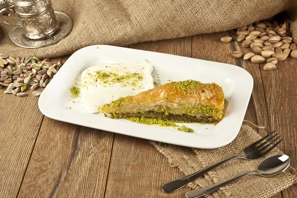 Dessert Ramadan turc Baklava kadayif avec fond concept de crème glacée — Photo