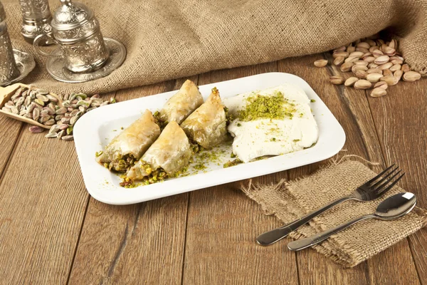 Turkse Ramadan Dessert Baklava kadayif met ijs concept achtergrond — Stockfoto