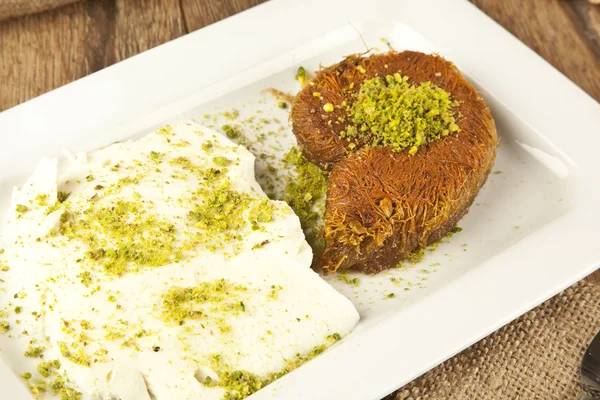 Turco Ramadán Postre Baklava kadayif con helado concepto fondo —  Fotos de Stock