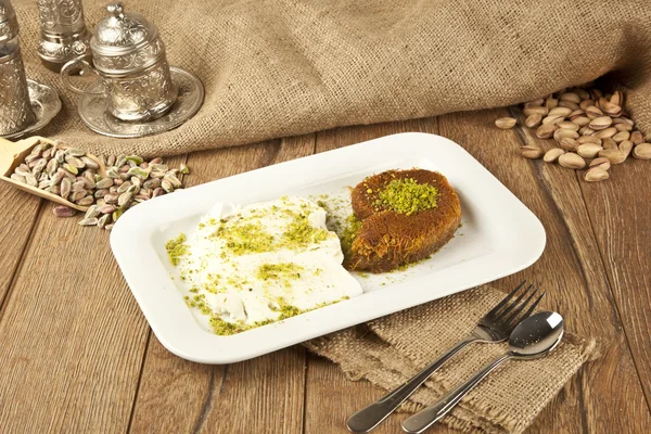 Türkisches Ramadan-Dessert Baklava Kadayif mit Eis-Konzept Hintergrund — Stockfoto