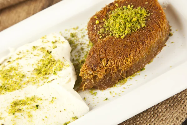 Turco Ramadã Sobremesa Baklava kadayif com fundo conceito de sorvete — Fotografia de Stock