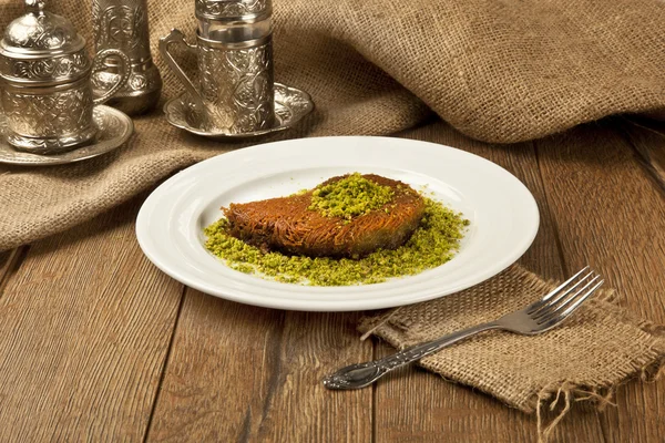 Turkish dessert kadayif kunefe with pistachios and walnuts — Stock Photo, Image