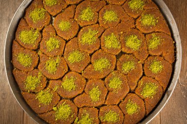 Türk tatlı kadayıf künefe fıstık ve ceviz ile