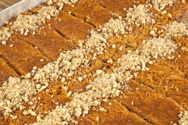 Türk tatlı kadayıf künefe fıstık ve ceviz ile