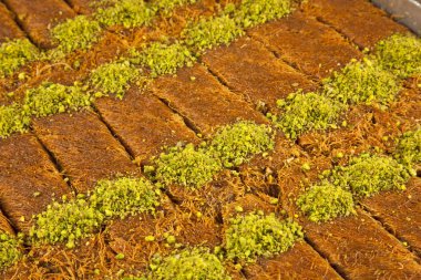 Türk tatlı kadayıf künefe fıstık ve ceviz ile