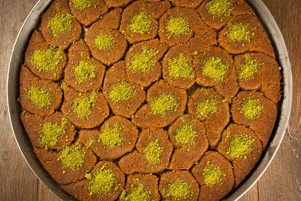 Dessert turc kadayif kunefe aux pistaches et noix — Photo