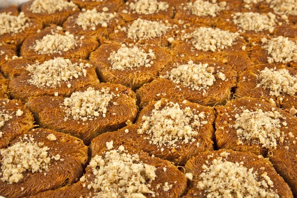 Türkisches Dessert kadayif kunefe mit Pistazien und Walnüssen — Stockfoto