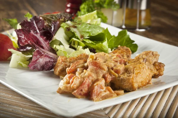 Prato de bacalhau ou filé de peixe Pollack guisado em molho de tomate e tomilho decorado — Fotografia de Stock