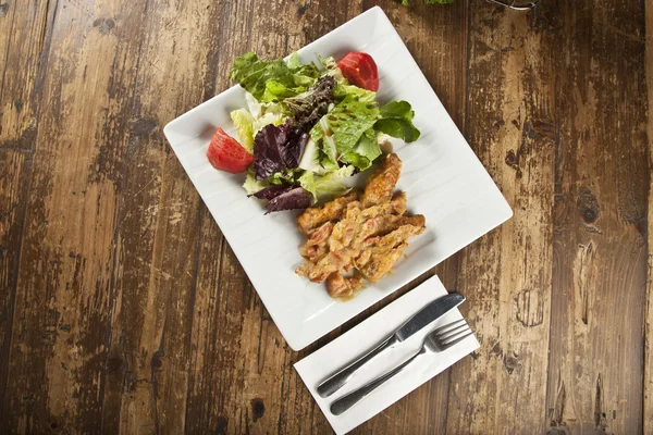 Prato de bacalhau ou filé de peixe Pollack guisado em molho de tomate e tomilho decorado — Fotografia de Stock